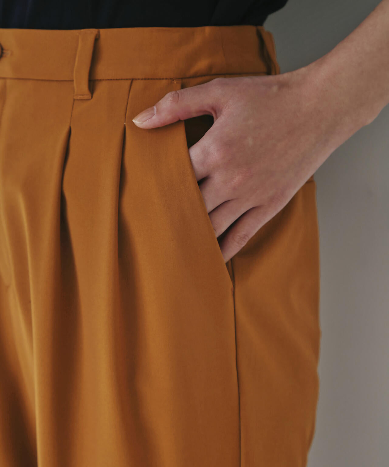 テーパードストレッチパンツ