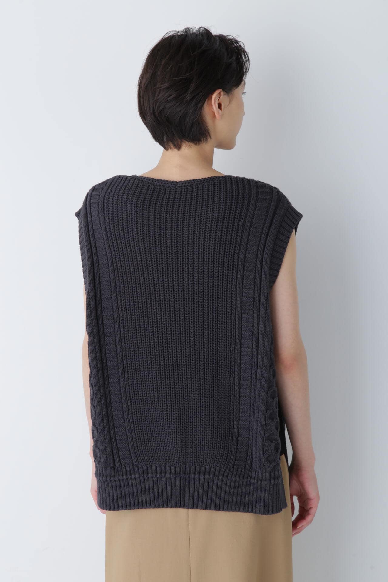 ケーブル編みニットベスト | human woman（ヒューマンウーマン