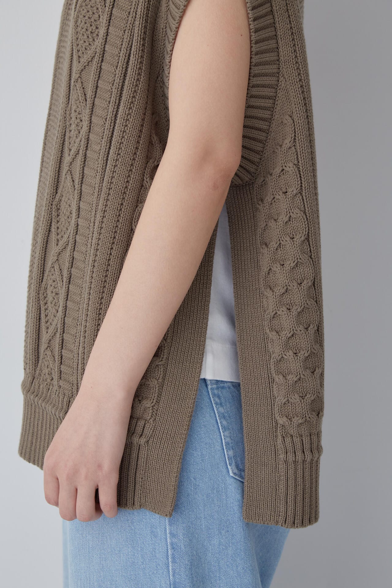 ケーブル編みニットベスト | human woman（ヒューマンウーマン