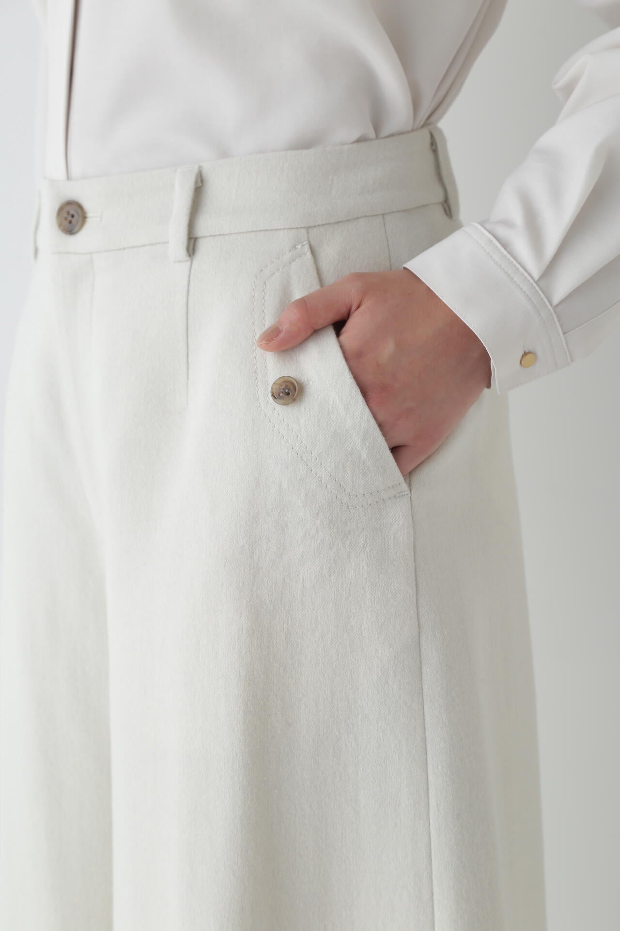 セミ梳毛ツイルパンツ | human woman（ヒューマンウーマン） ｜【公式