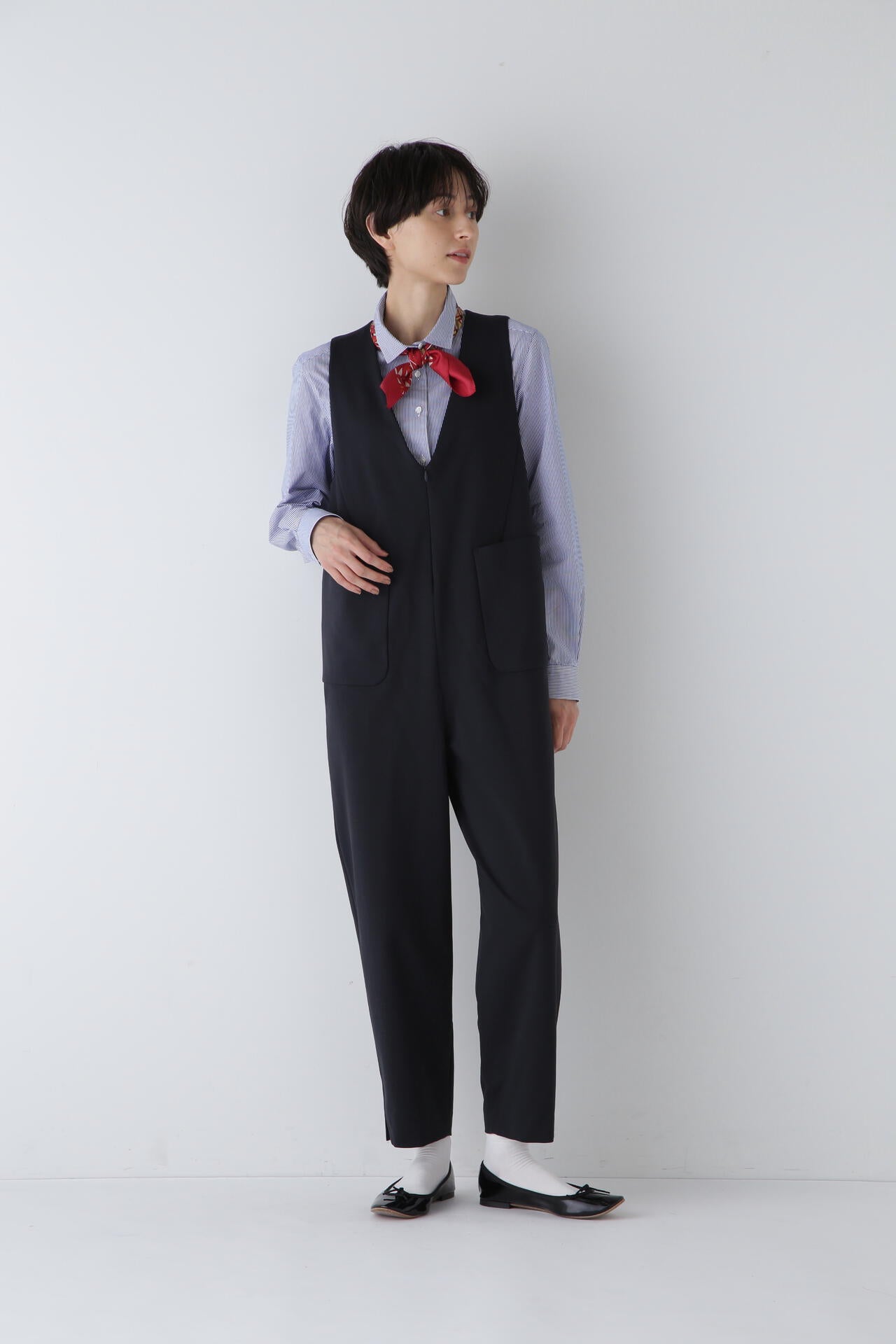 美品✨セオリー オールインワン クレープ カシュクール ウエストリボン 黒 スタイリッシュな1枚。カシュクールオールインワン