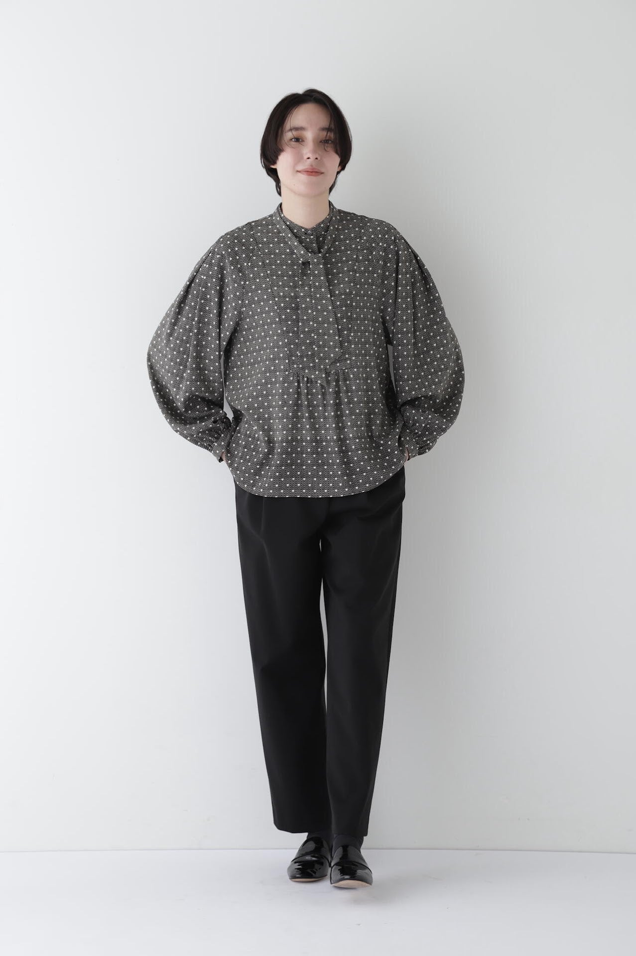 ストレッチポンチタックテーパードパンツ | human woman（ヒューマン