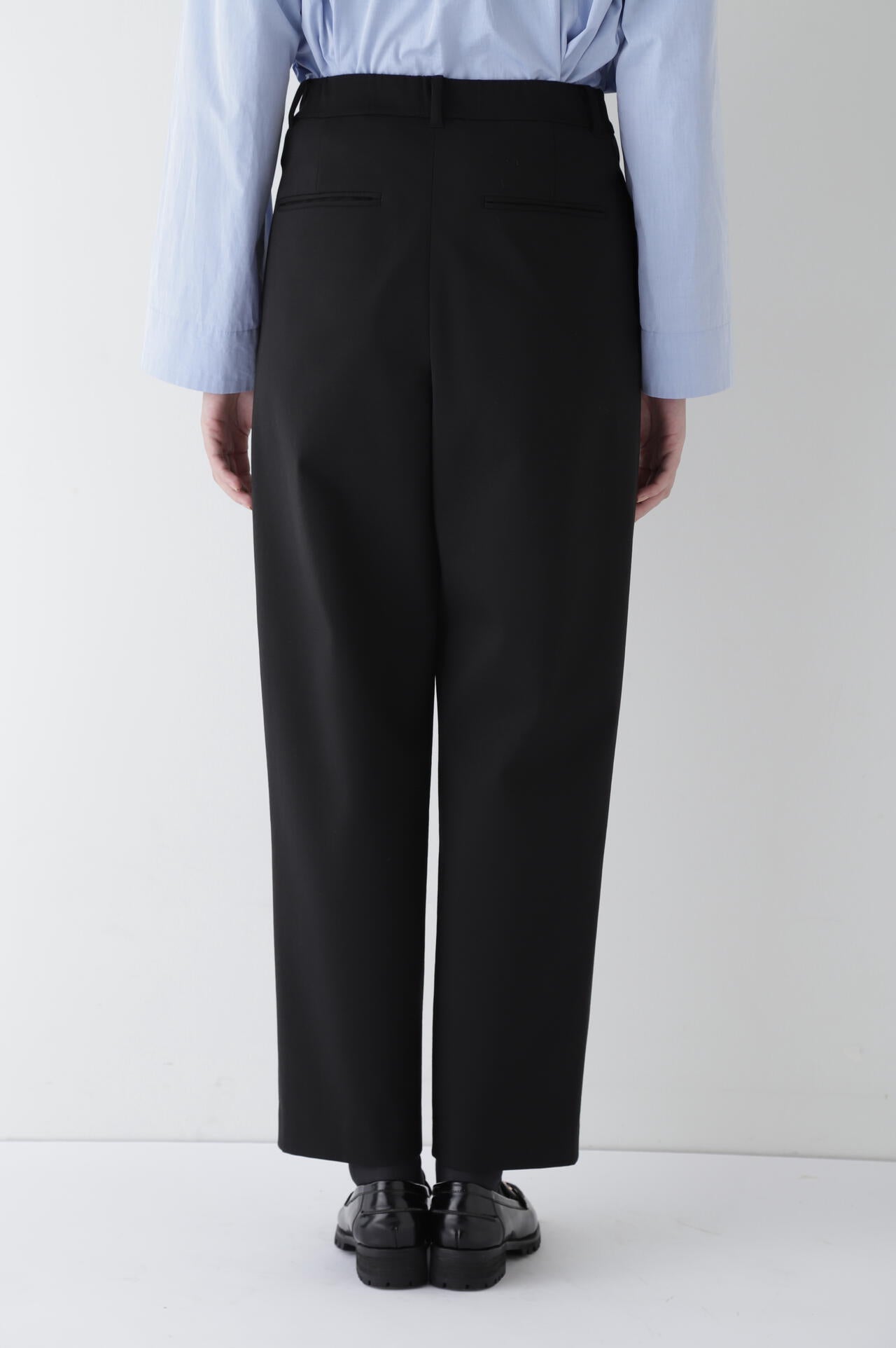 ストレッチポンチタックテーパードパンツ