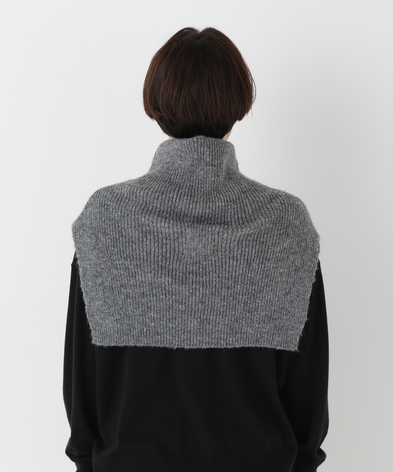 スリットハイネックショートベスト