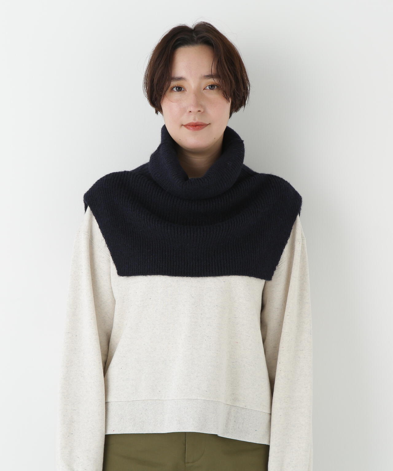 スリットハイネックショートベスト