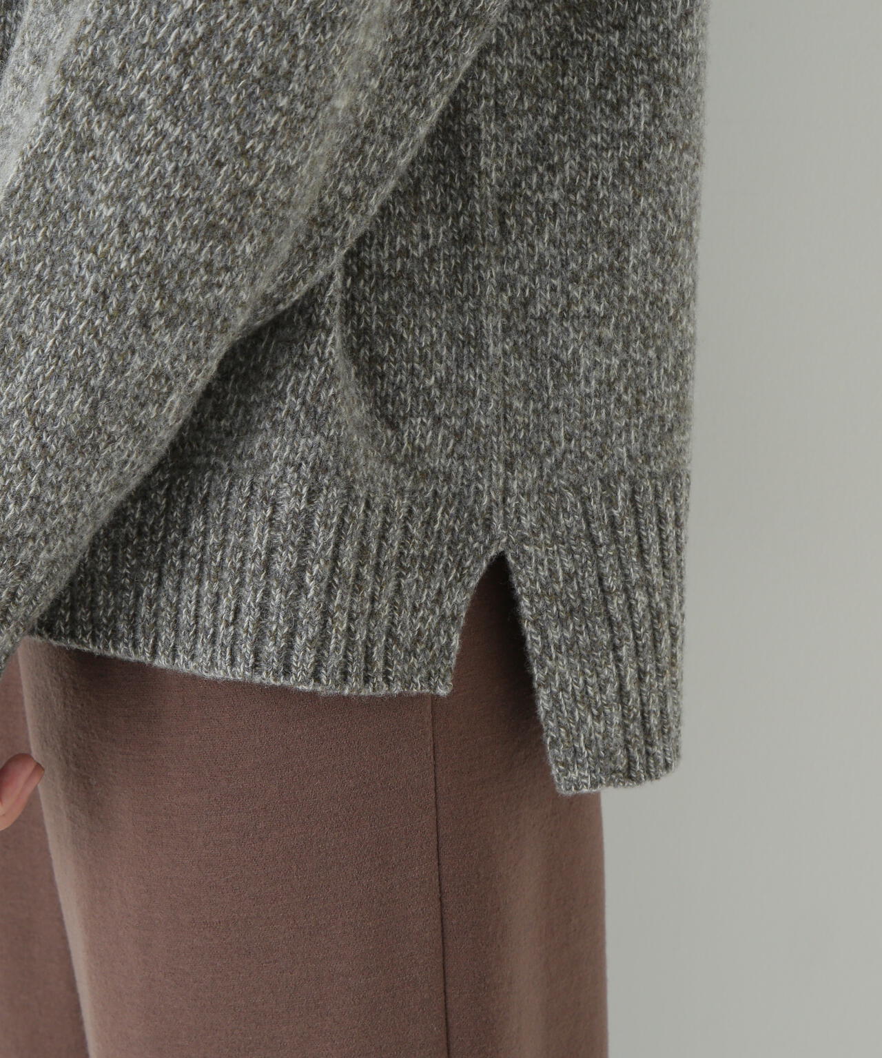美品 2023AW マークアンドロナ Ever Luxe Knit ハイネック 超美品】マークアンドロナ 長袖ハイネックシャツ グレー×白 ネック袖口