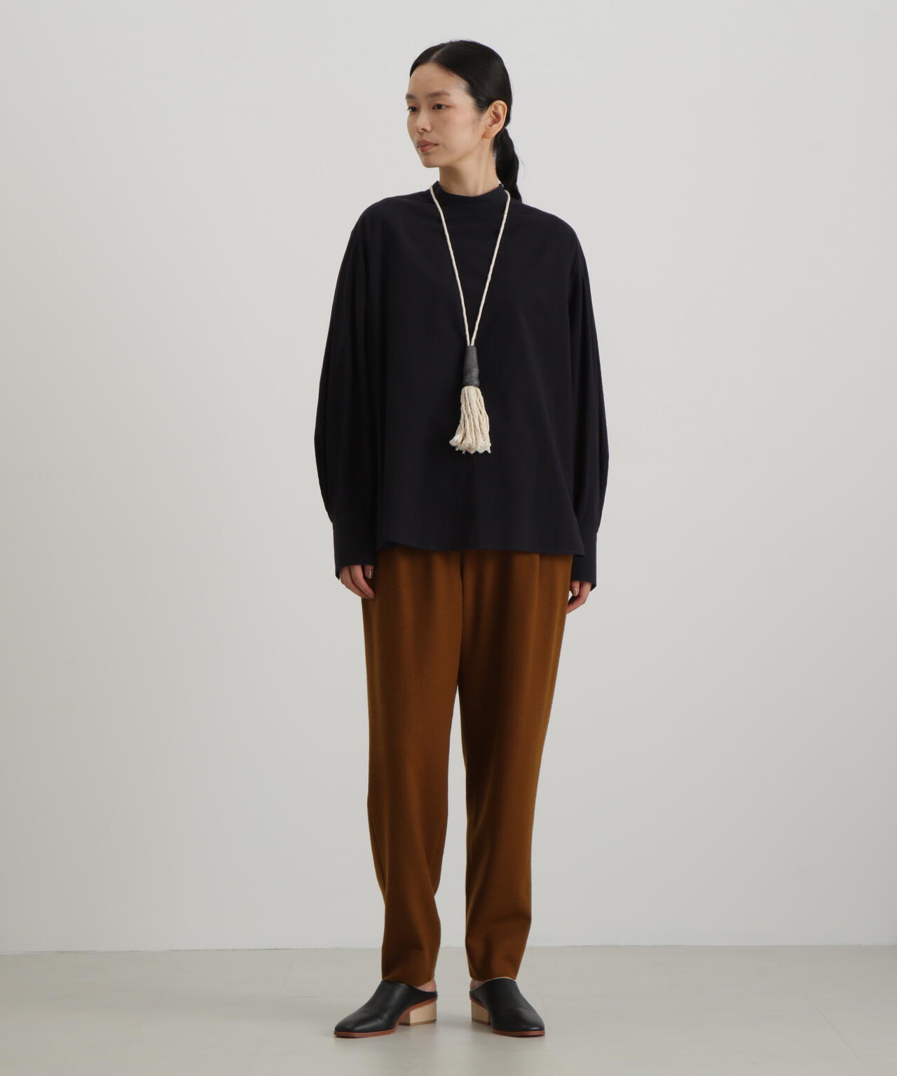 圧縮スムーステーパードパンツ