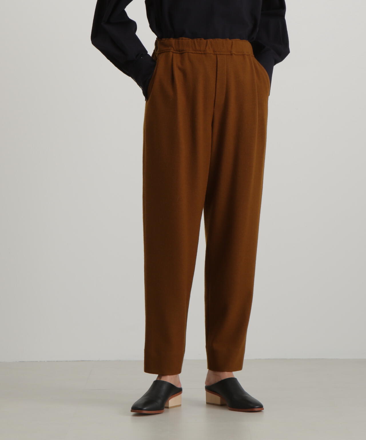 圧縮スムーステーパードパンツ