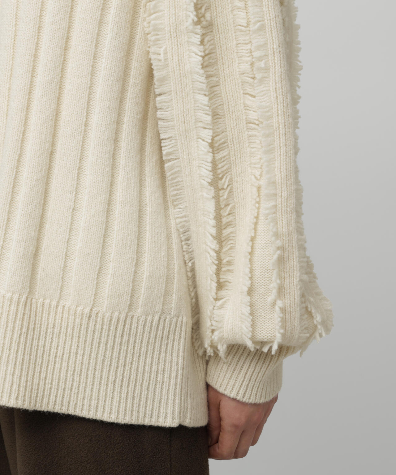 フリンジ袖ニットプルオーバー