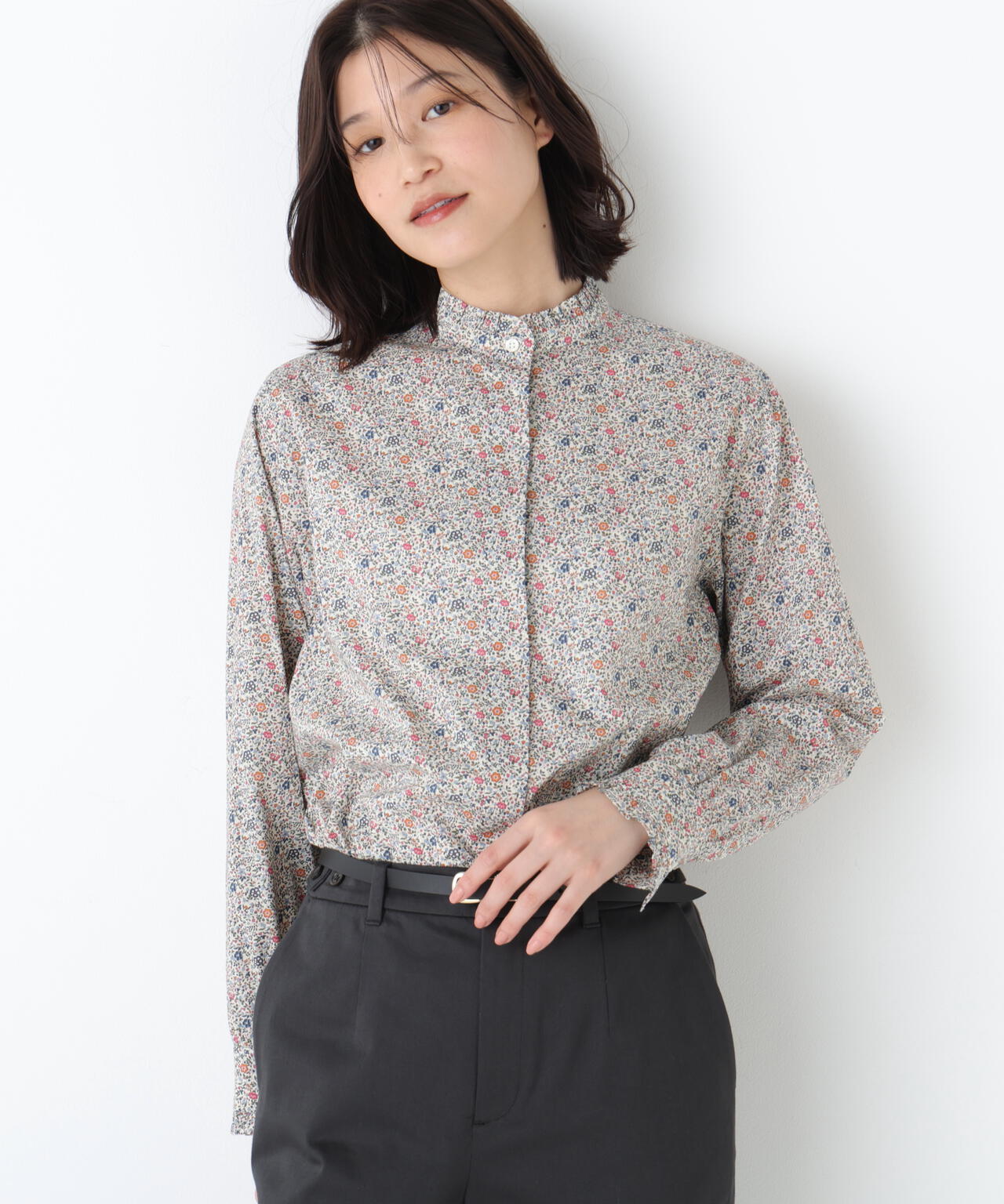 《洗える》リバティ小花柄プリント スタンドフリルブラウス