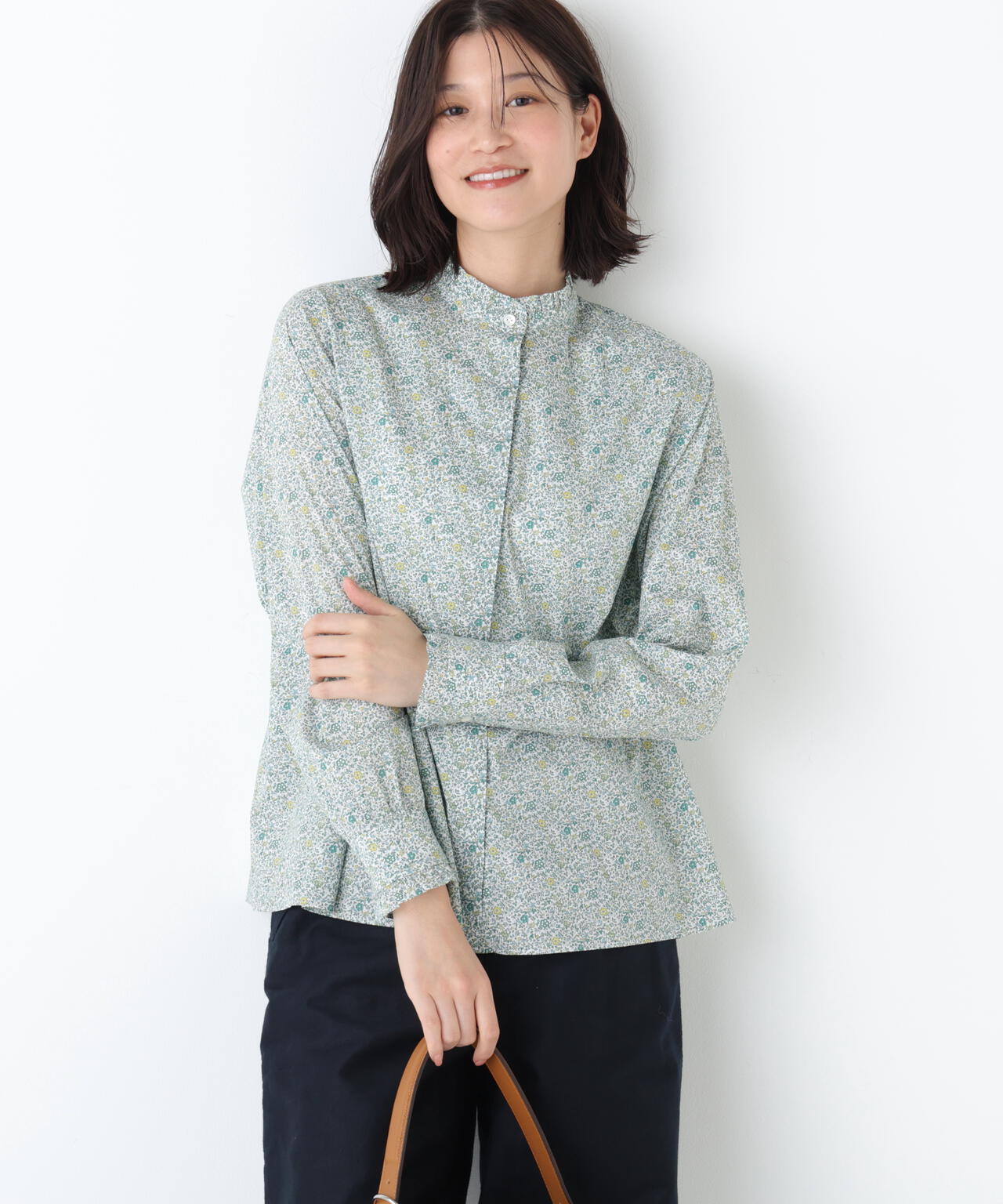 《洗える》リバティ小花柄プリント スタンドフリルブラウス