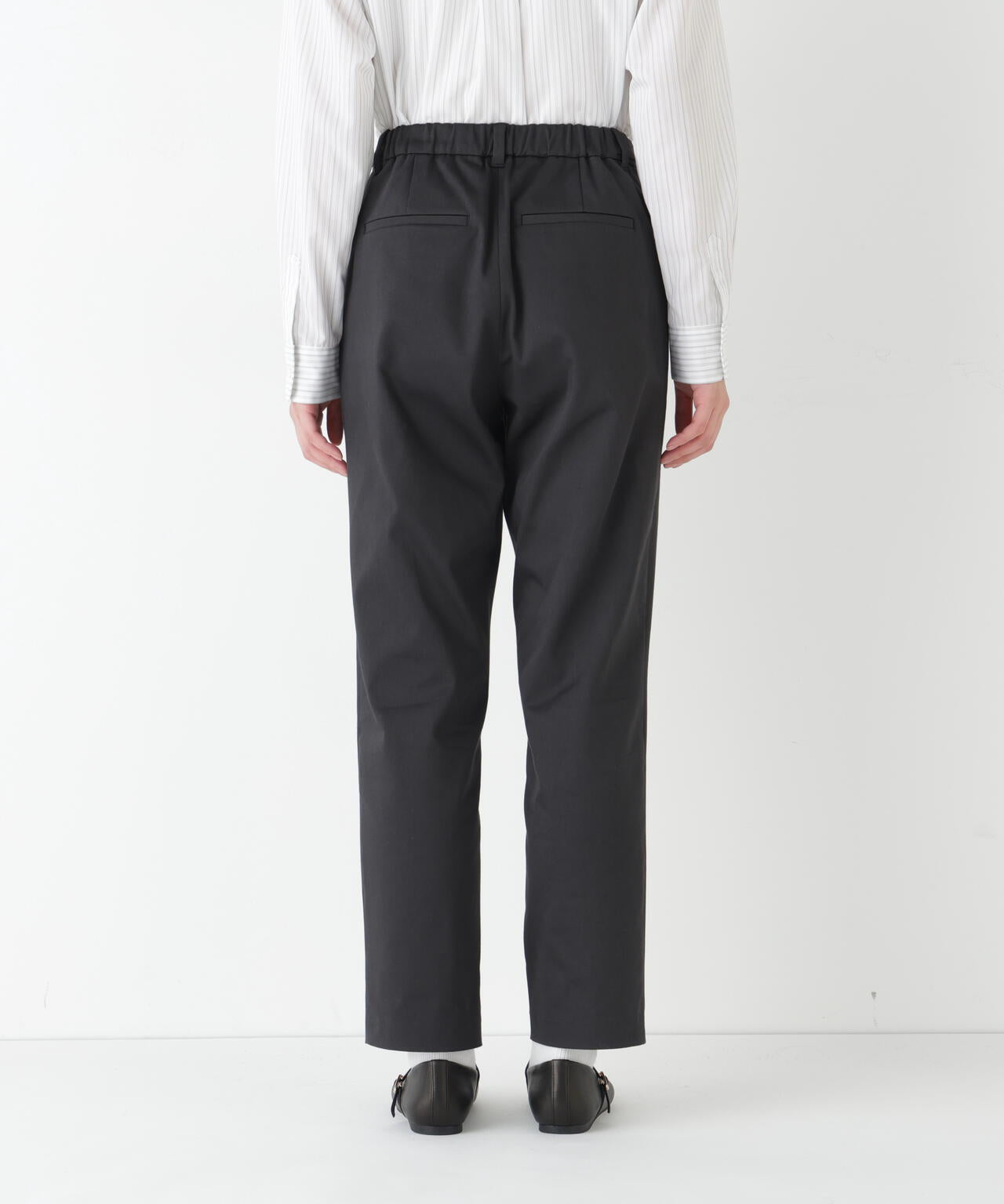 サテンストレッチ細身ストレートパンツ