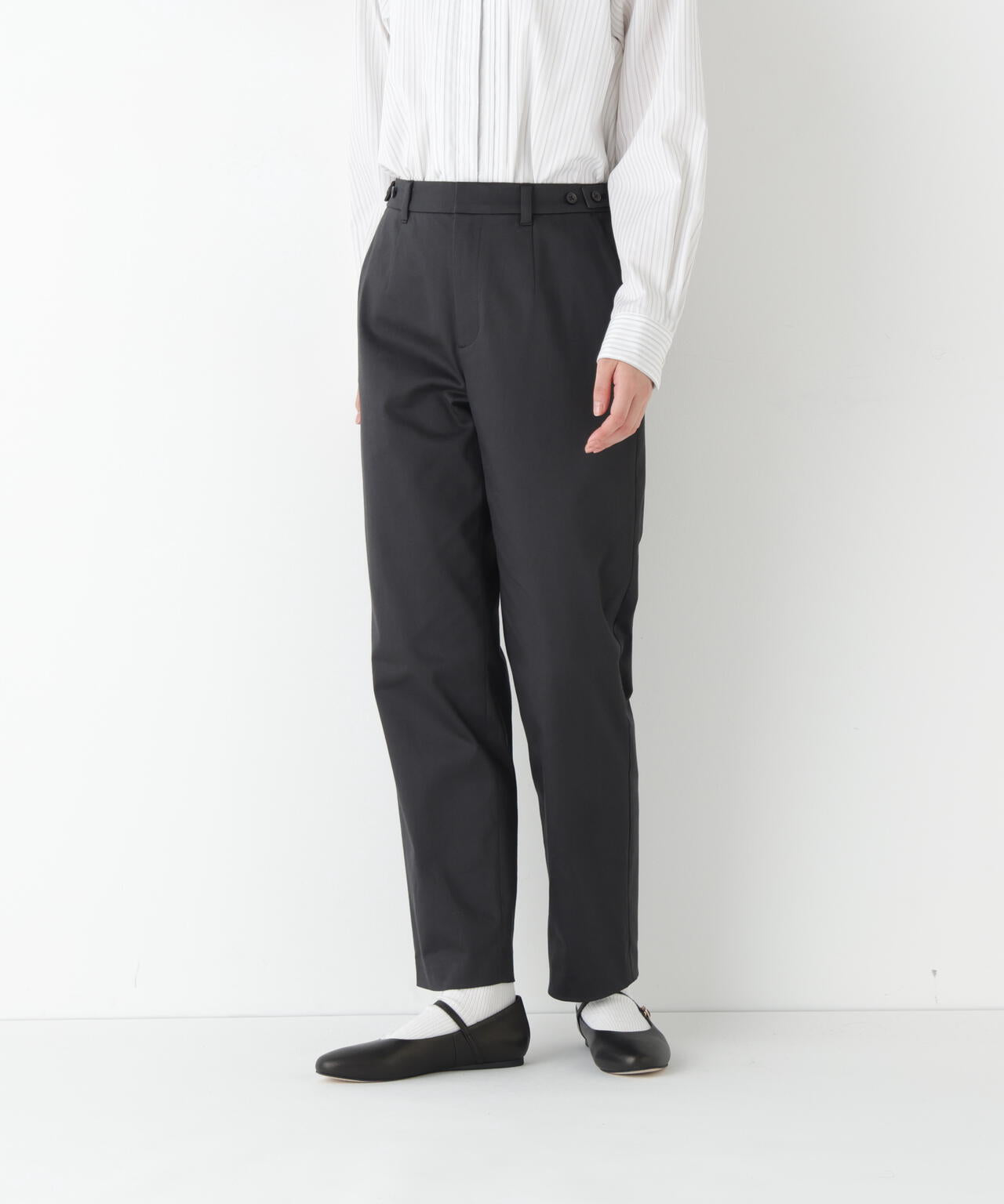 サテンストレッチ細身ストレートパンツ