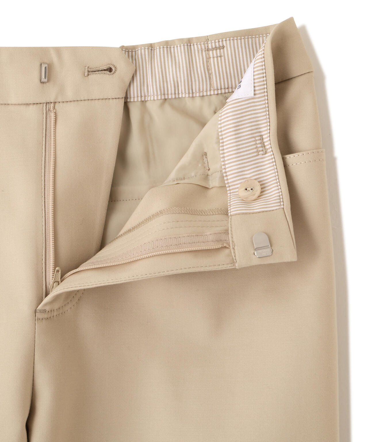 細身ストレッチストレートパンツ