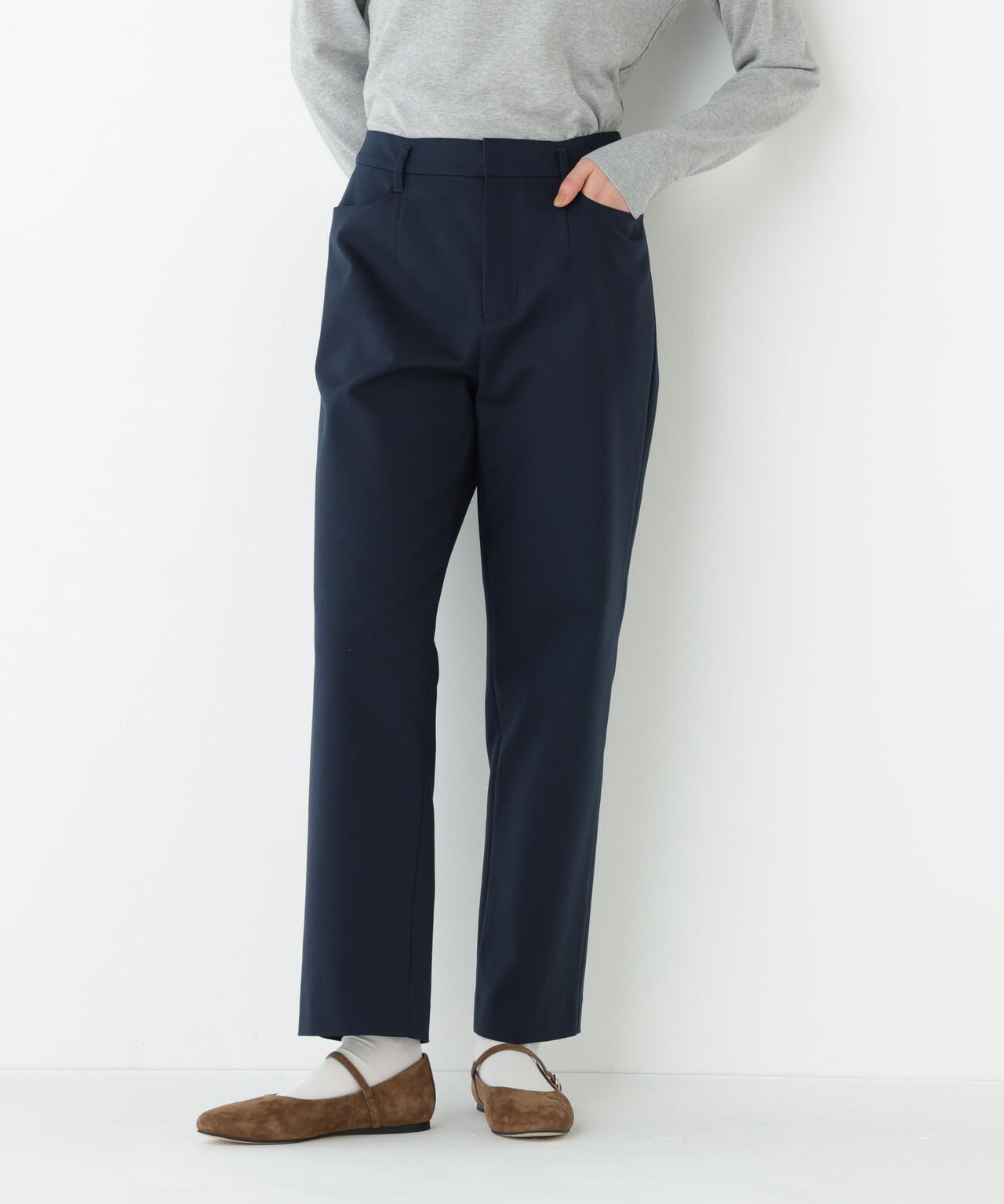 細身ストレッチストレートパンツ