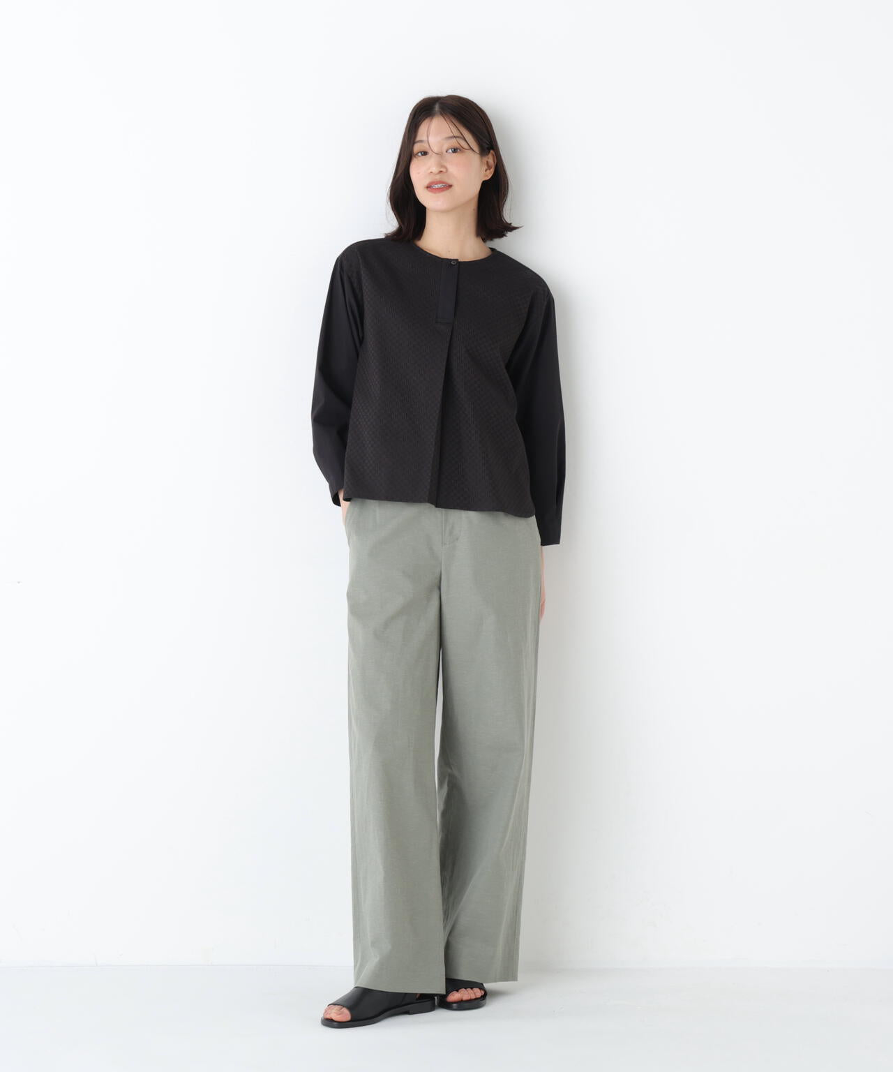 《定番素材 / 洗える》綿麻シャンブレーセミワイドパンツ