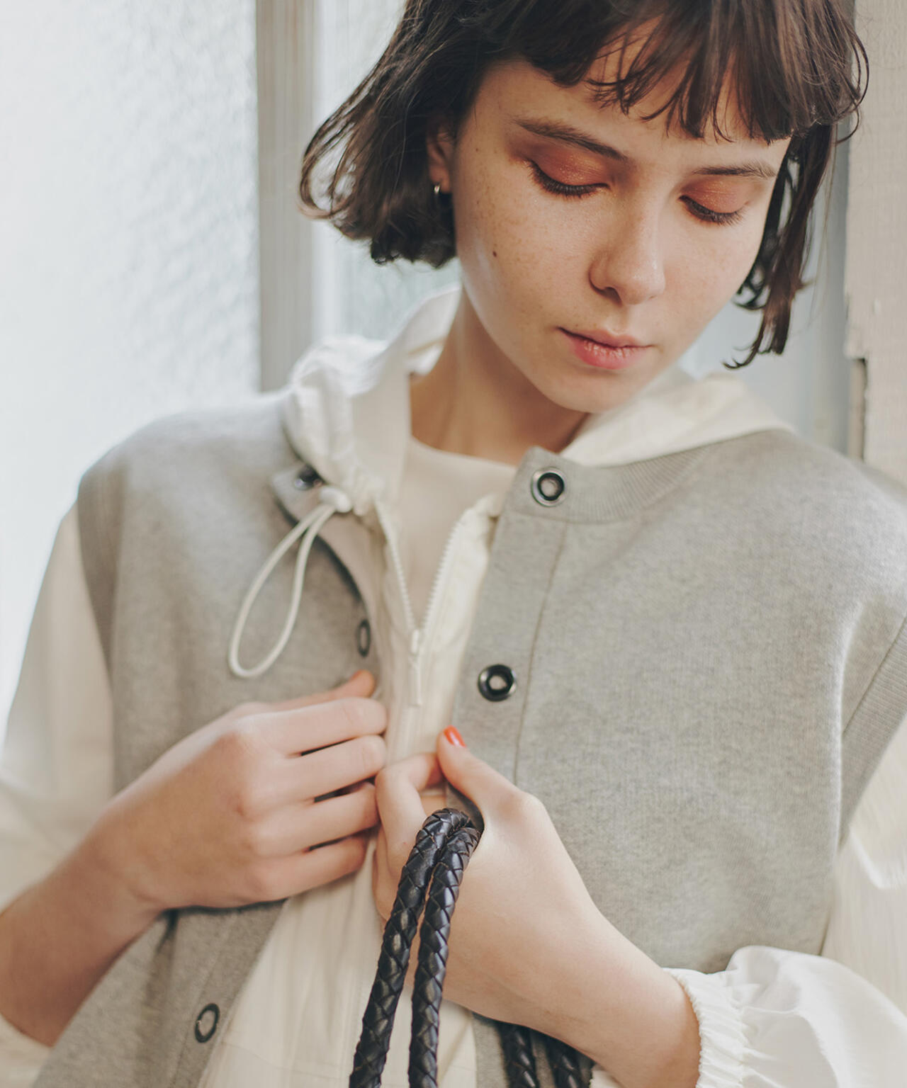 【美品】HUMAN WOMAN ヒューマンウーマン ベスト ライトグレー サイズ:M | 26春夏 ギマコットン 地柄ベスト / ジレ ノースリーブ クルーネック ショート丈 | トップス レイヤード【レディース】【中古】 HUMAN WOMAN - human woman ニットベストの通販 by アヒル〜's shop