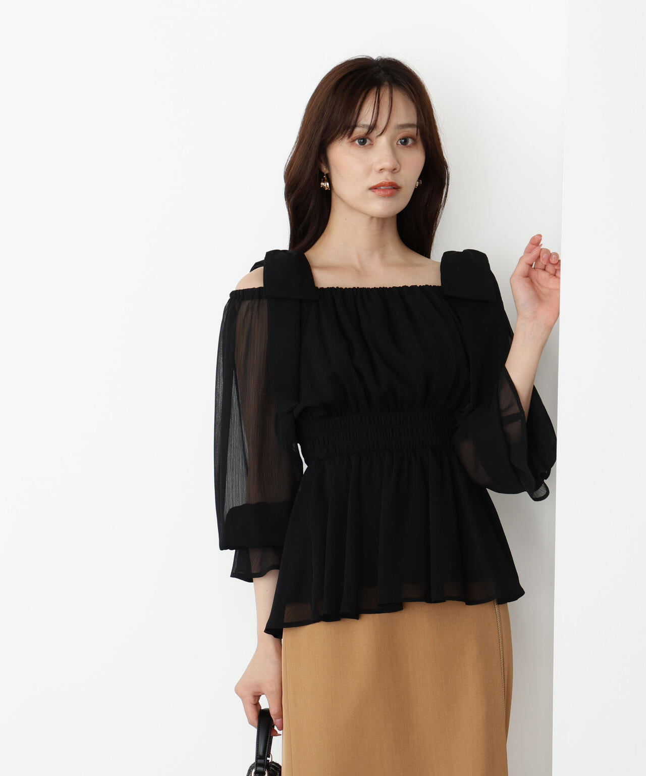 【松川星さん着用】ショルダーリボンシャーリングブラウス【グレー×ベルベット：official site限定】