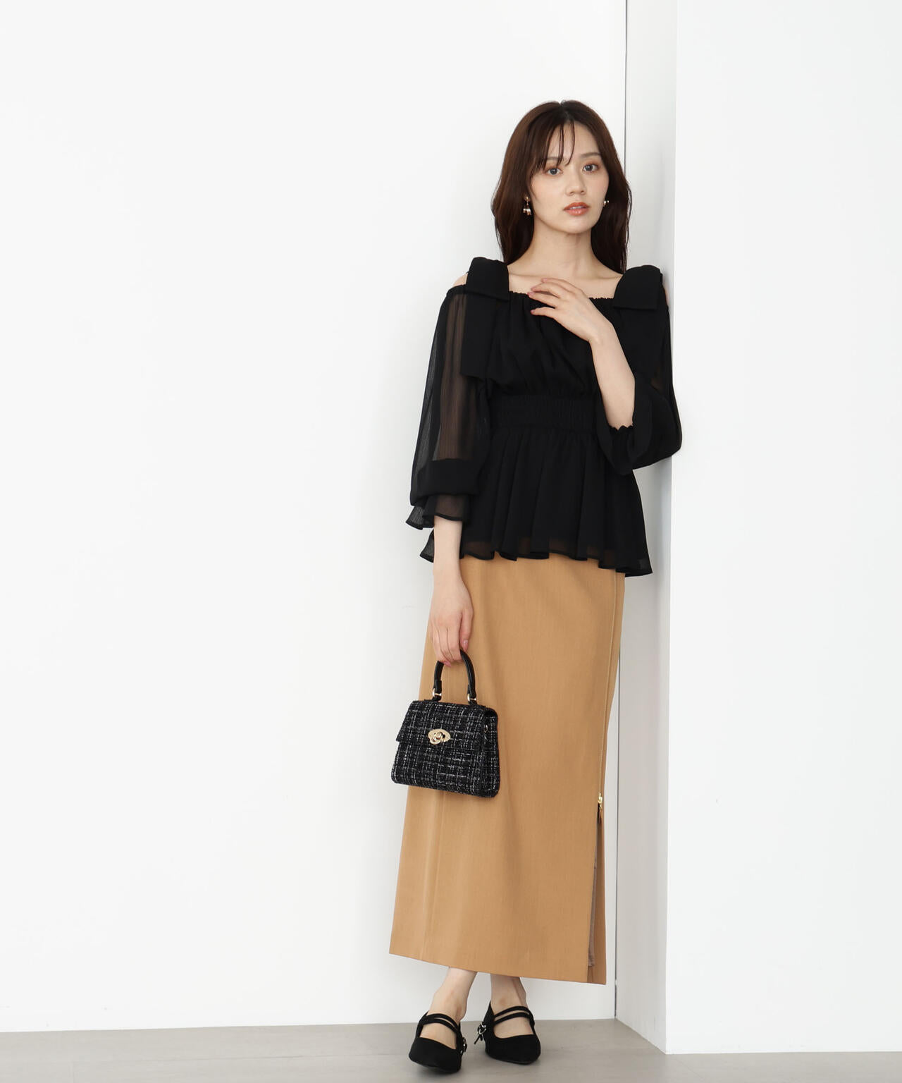 【松川星さん着用】ショルダーリボンシャーリングブラウス【グレー×ベルベット：official site限定】