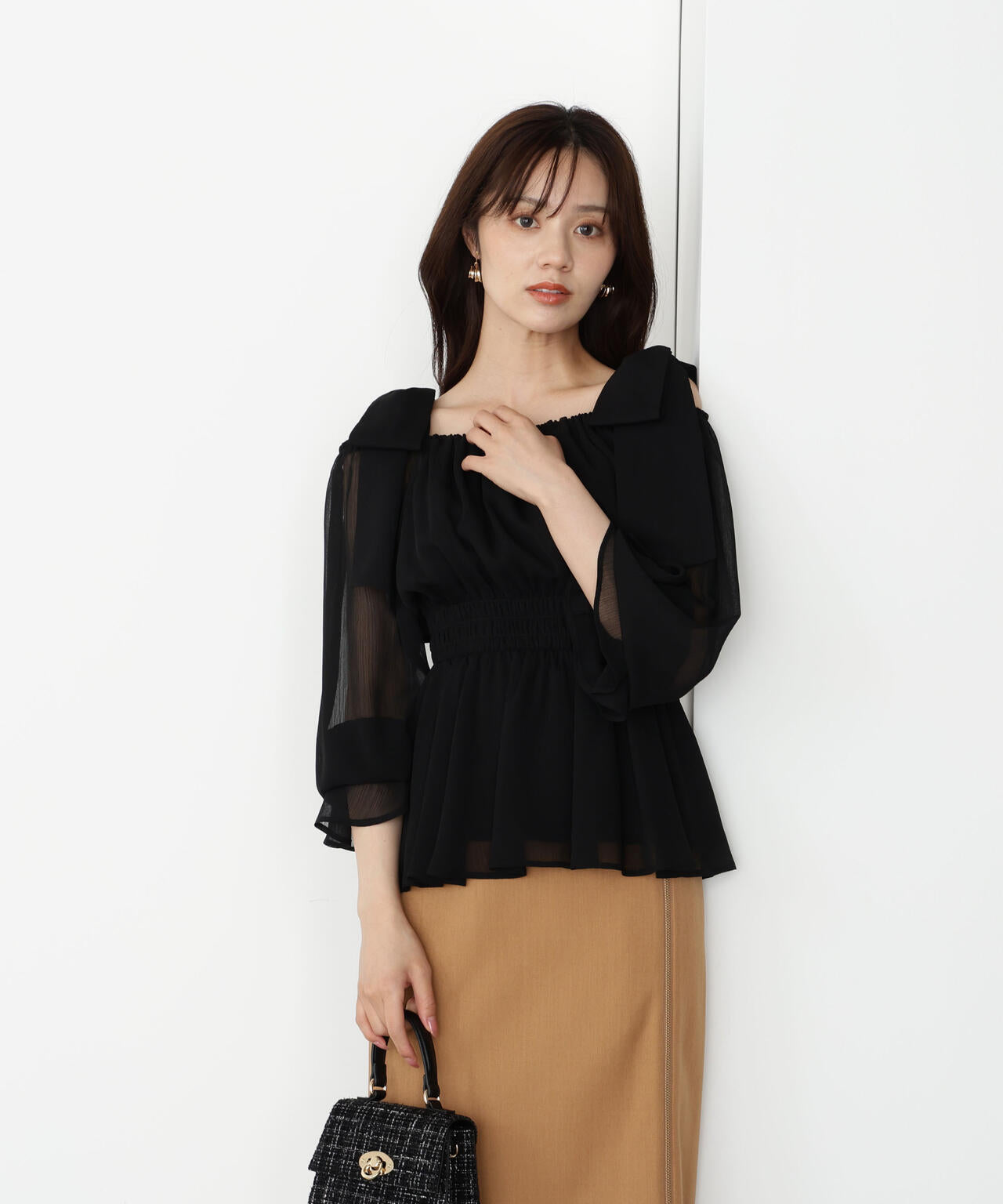 【松川星さん着用】ショルダーリボンシャーリングブラウス【グレー×ベルベット：official site限定】