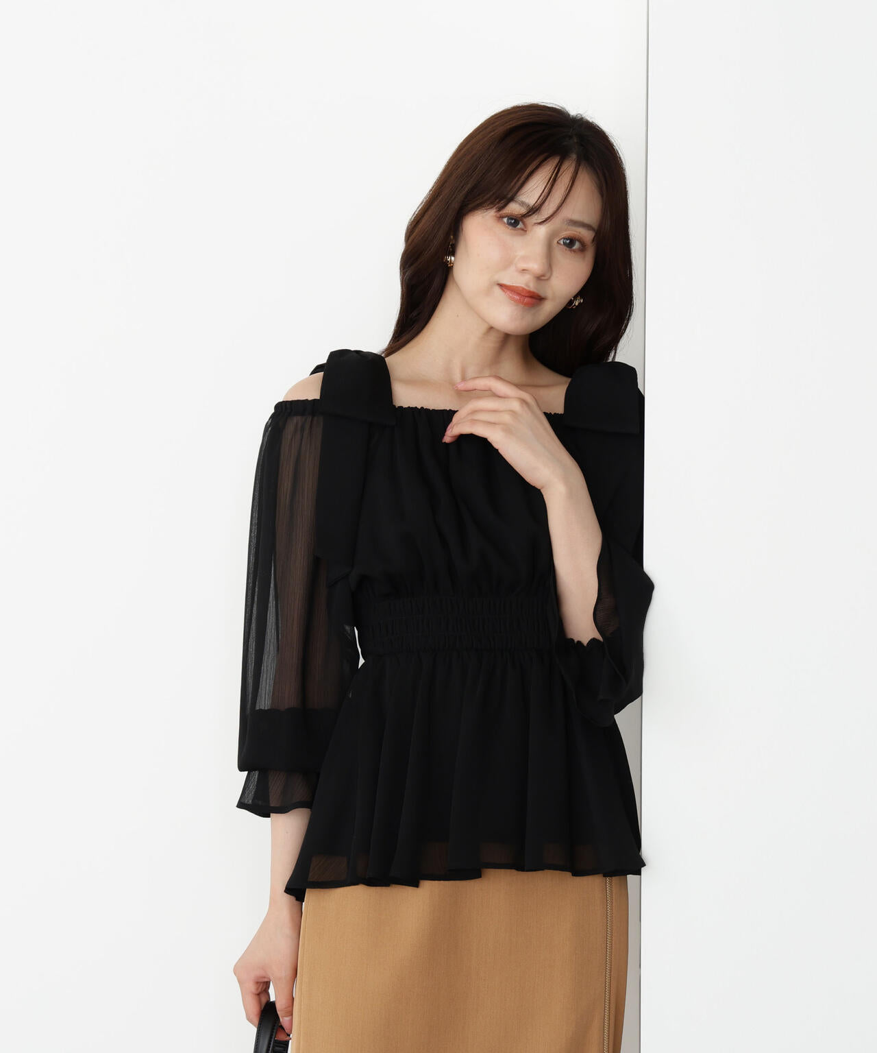 【松川星さん着用】ショルダーリボンシャーリングブラウス【グレー×ベルベット：official site限定】