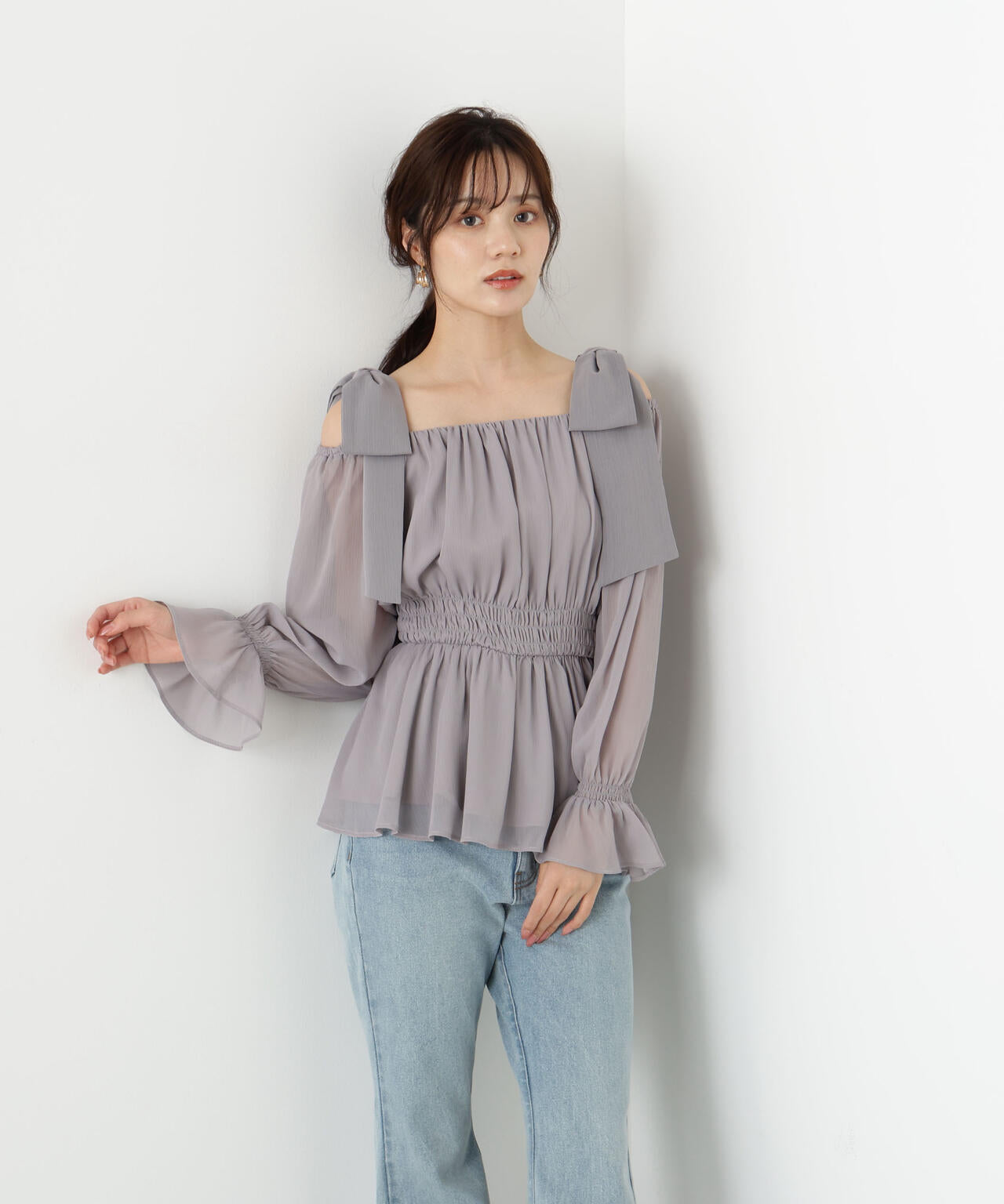 【松川星さん着用】ショルダーリボンシャーリングブラウス【グレー×ベルベット：official site限定】