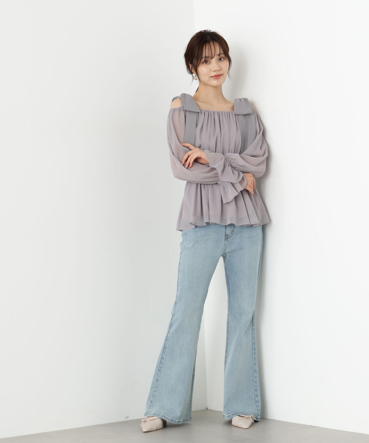 【松川星さん着用】ショルダーリボンシャーリングブラウス【グレー×ベルベット：official site限定】