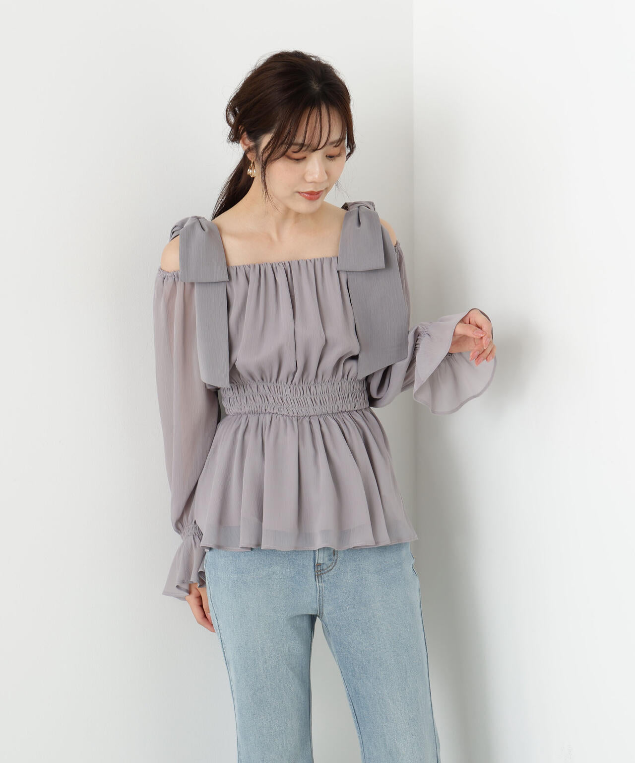 【松川星さん着用】ショルダーリボンシャーリングブラウス【グレー×ベルベット：official site限定】