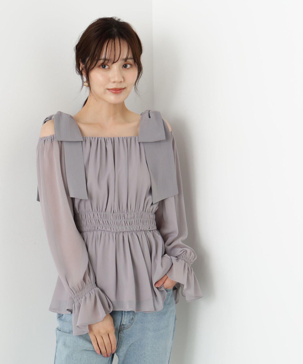 【松川星さん着用】ショルダーリボンシャーリングブラウス【グレー×ベルベット：official site限定】