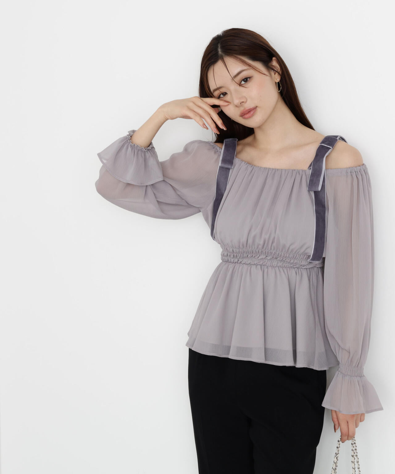 【松川星さん着用】ショルダーリボンシャーリングブラウス【グレー×ベルベット：official site限定】
