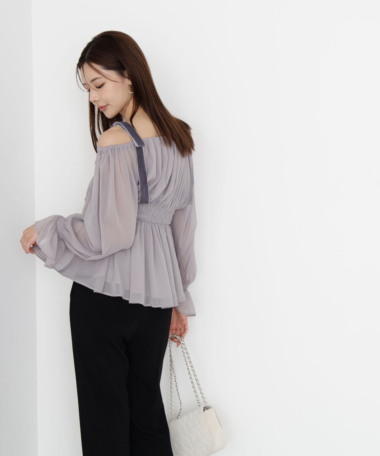 【松川星さん着用】ショルダーリボンシャーリングブラウス【グレー×ベルベット：official site限定】