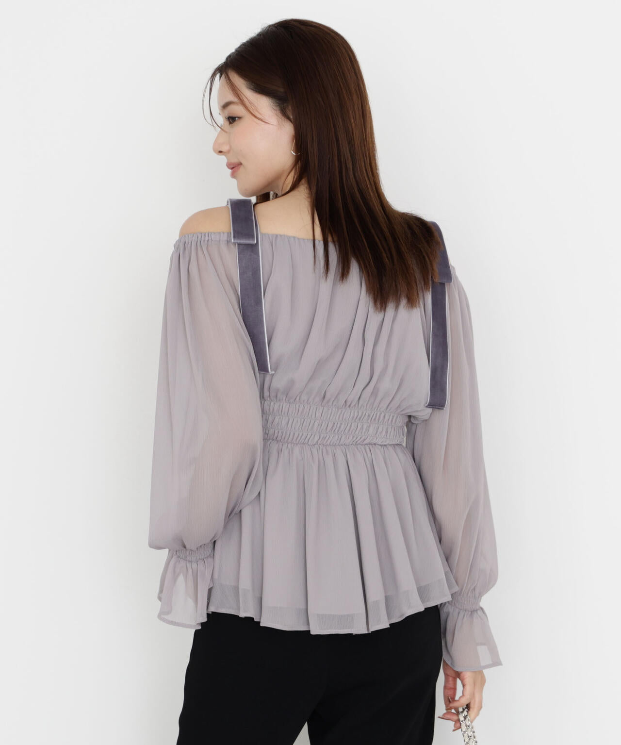 【松川星さん着用】ショルダーリボンシャーリングブラウス【グレー×ベルベット：official site限定】
