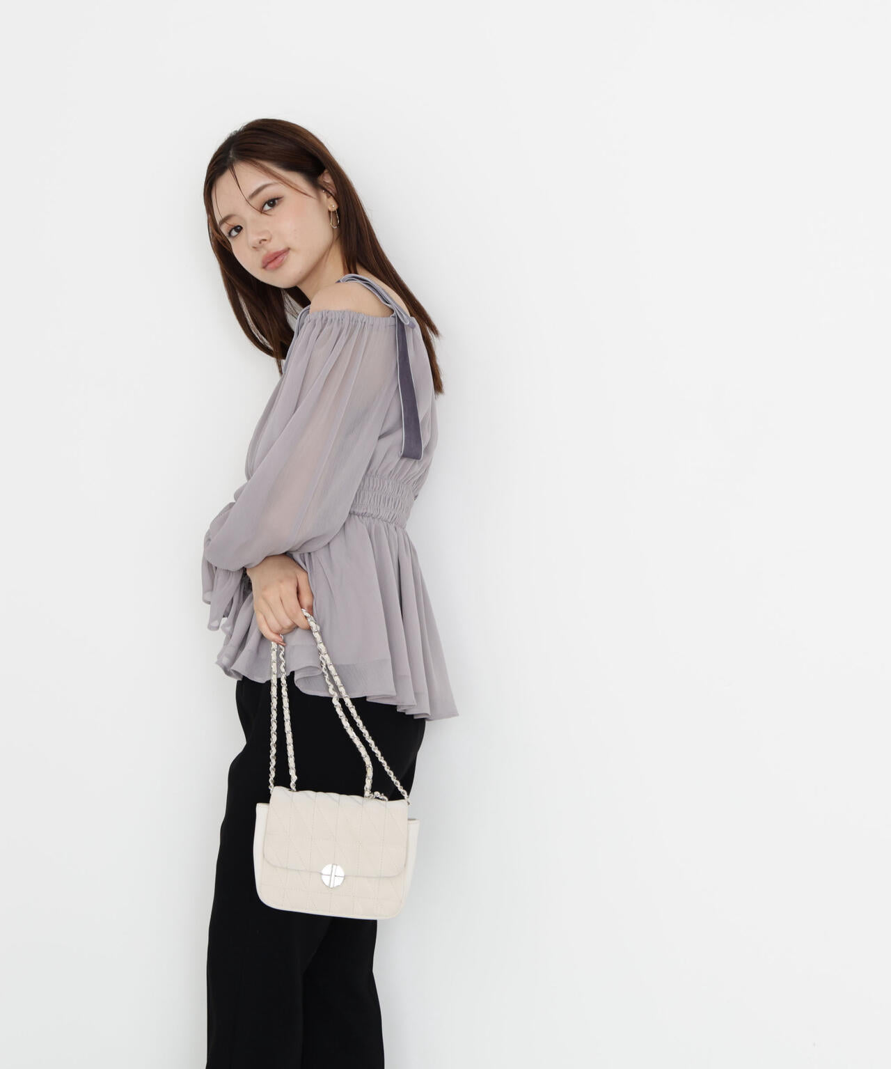【松川星さん着用】ショルダーリボンシャーリングブラウス【グレー×ベルベット：official site限定】