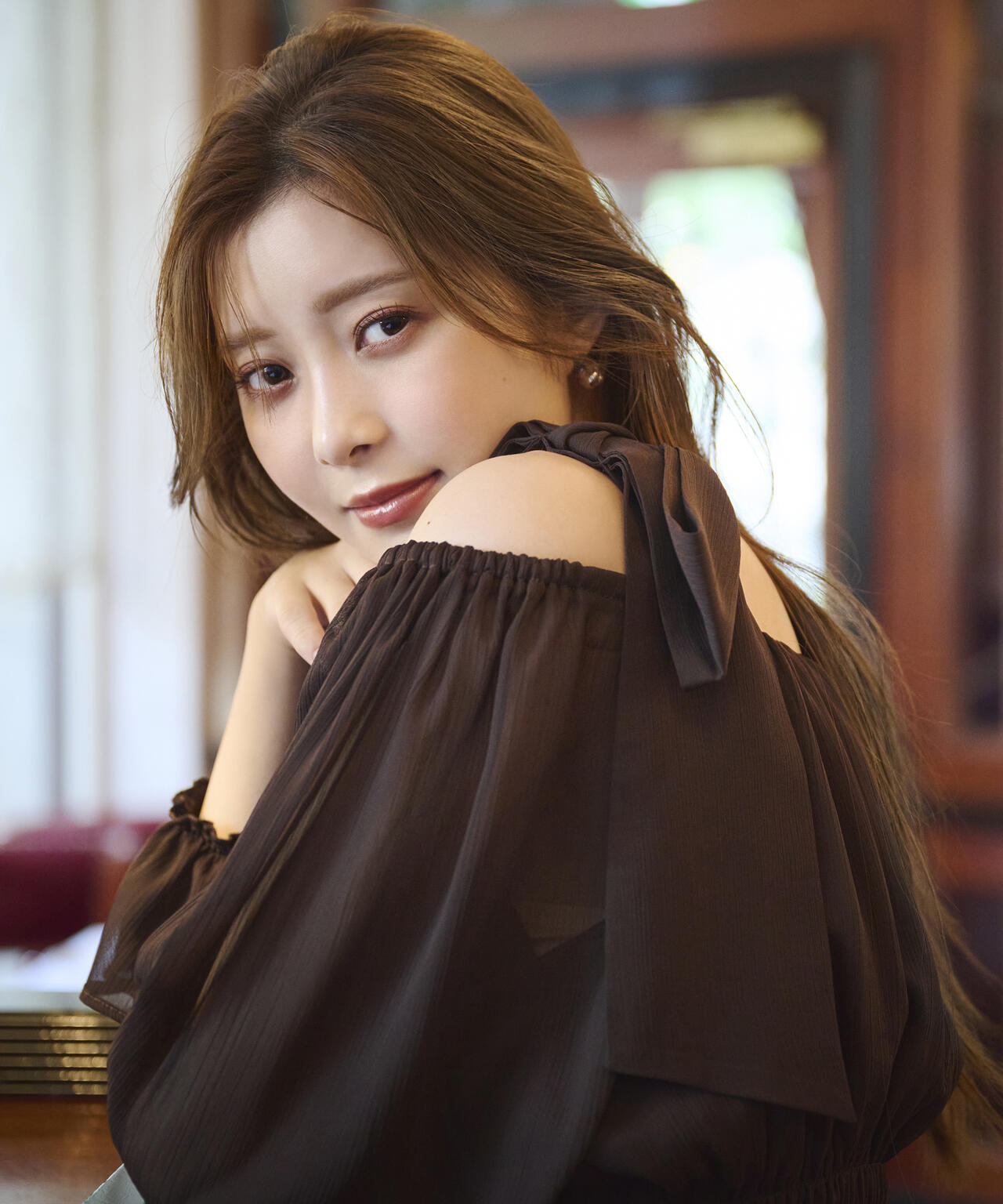 【松川星さん着用】ショルダーリボンシャーリングブラウス【グレー×ベルベット：official site限定】