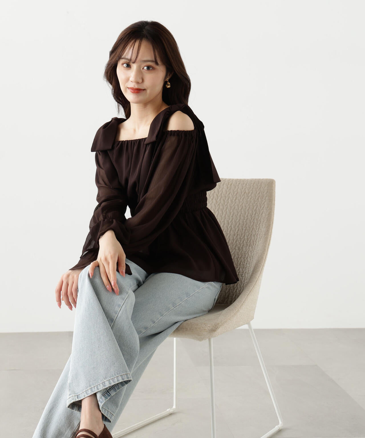 【松川星さん着用】ショルダーリボンシャーリングブラウス【グレー×ベルベット：official site限定】