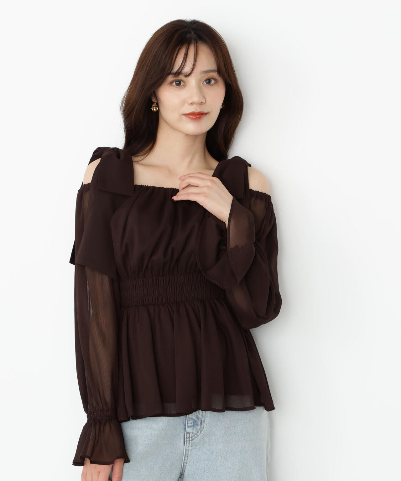 【松川星さん着用】ショルダーリボンシャーリングブラウス【グレー×ベルベット：official site限定】