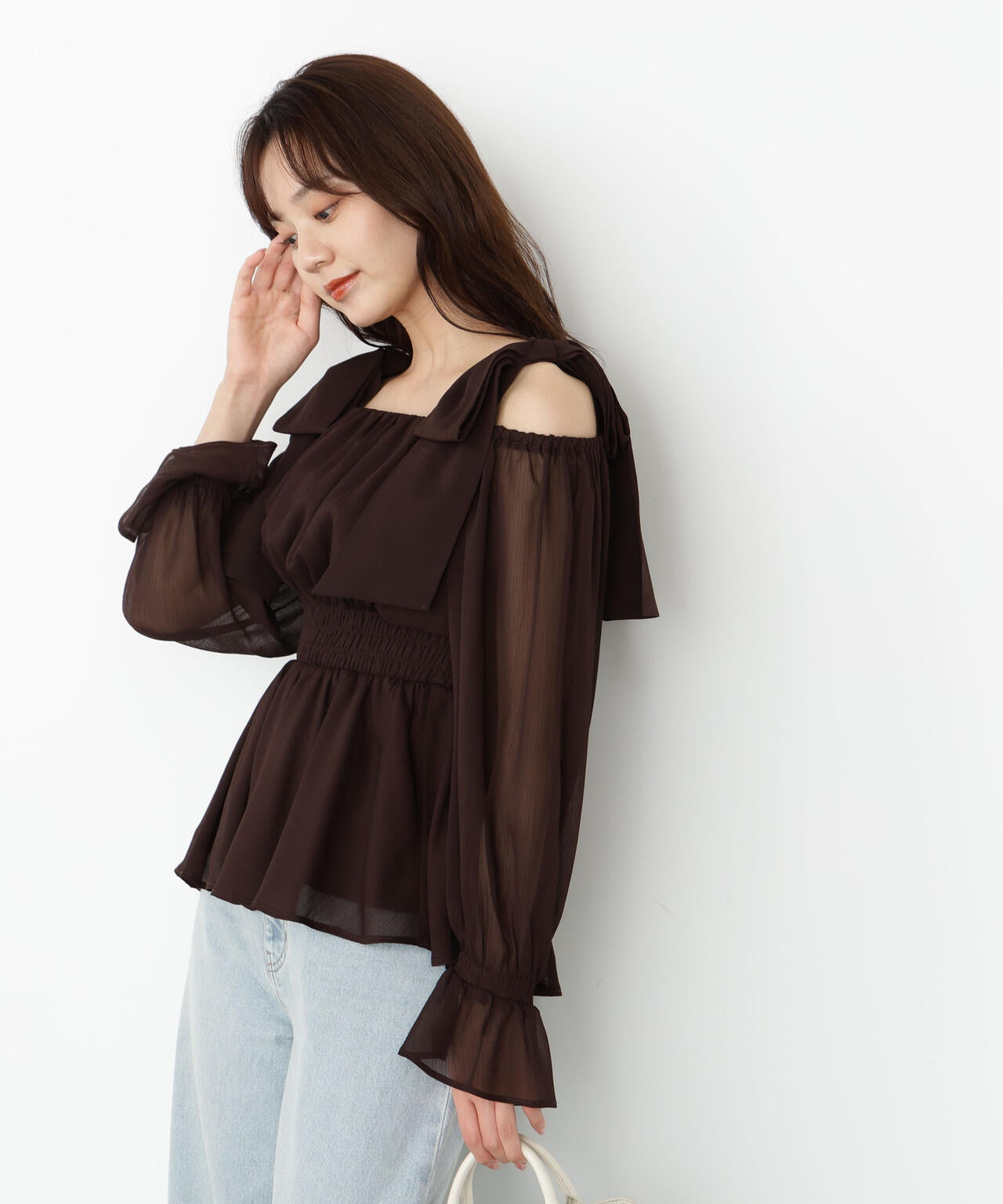 【松川星さん着用】ショルダーリボンシャーリングブラウス【グレー×ベルベット：official site限定】