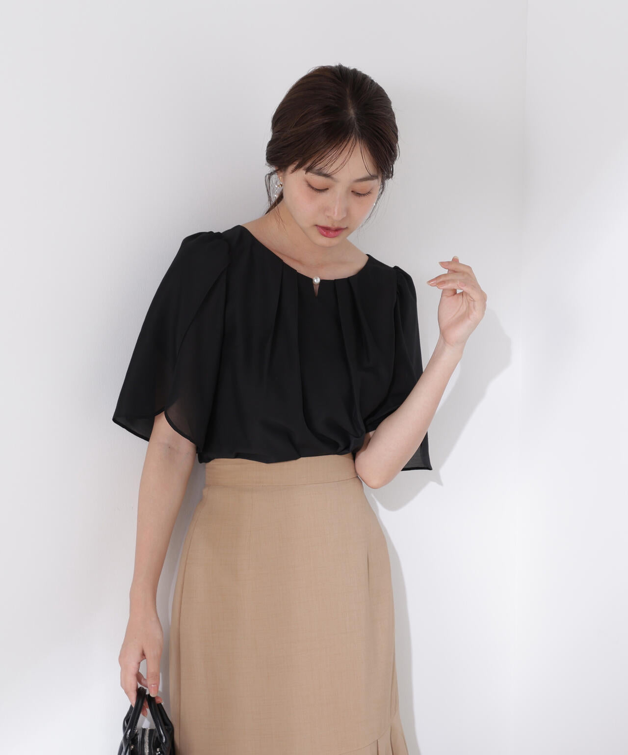 パールポイントフレアスリーブブラウス