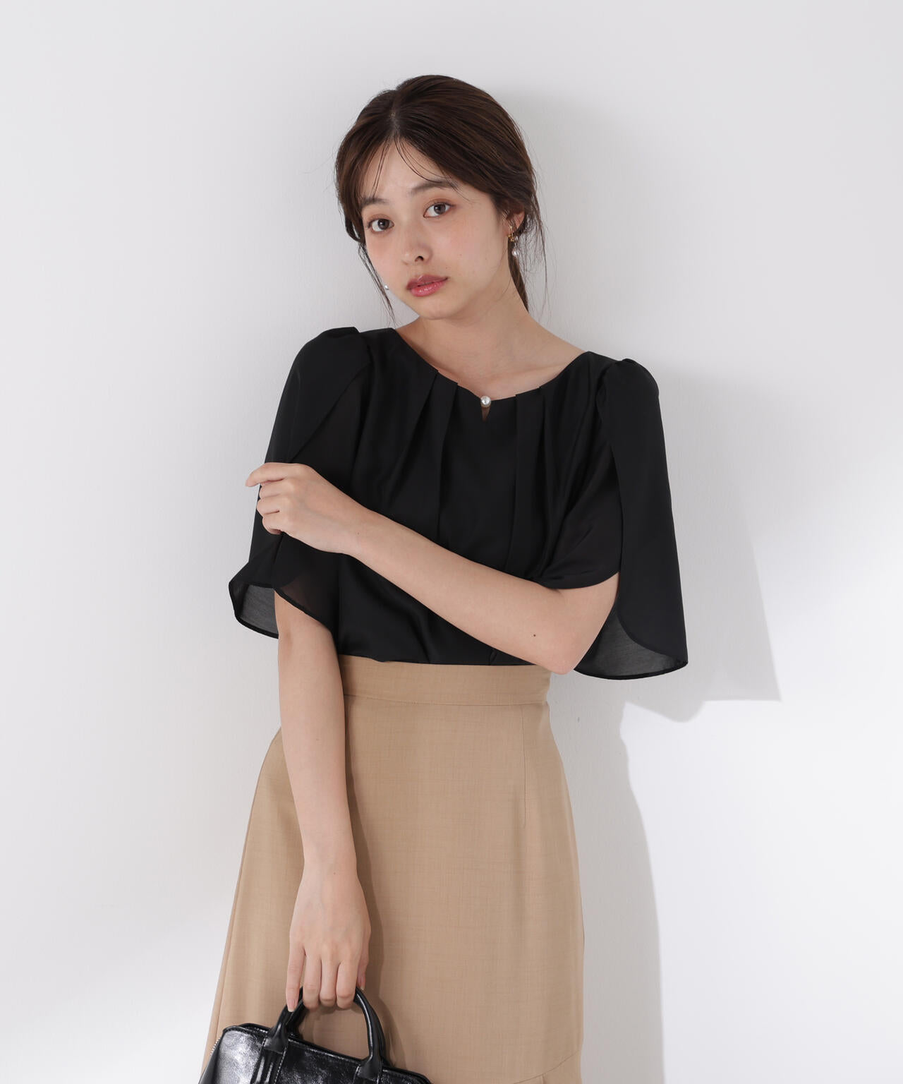 パールポイントフレアスリーブブラウス