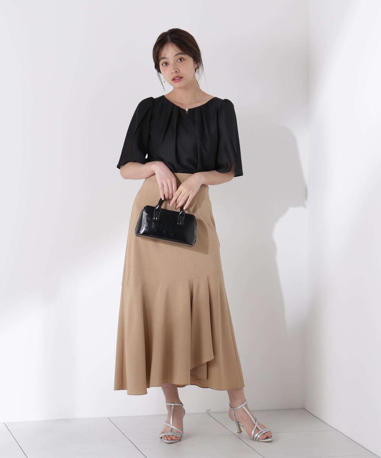 パールポイントフレアスリーブブラウス