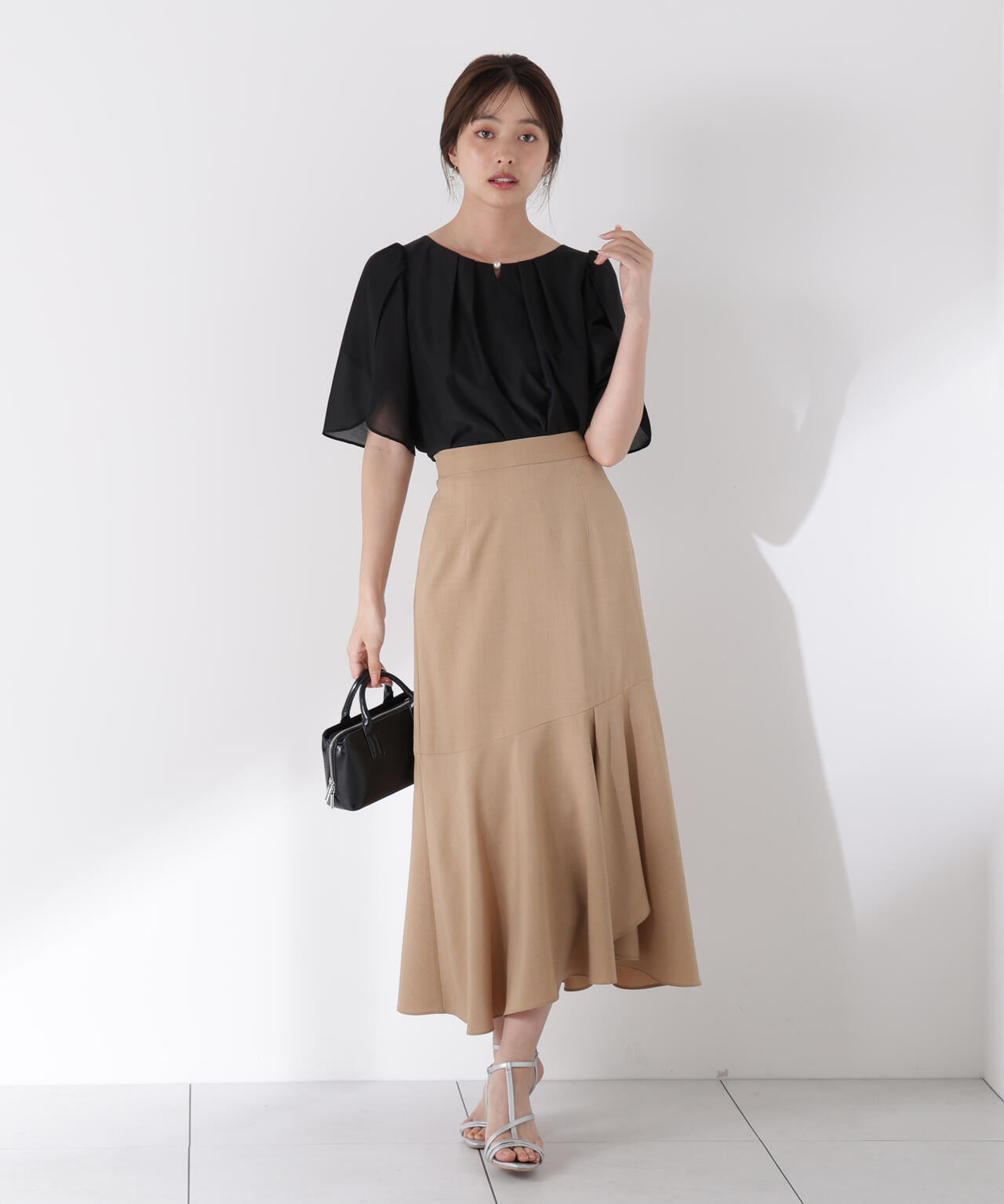 パールポイントフレアスリーブブラウス