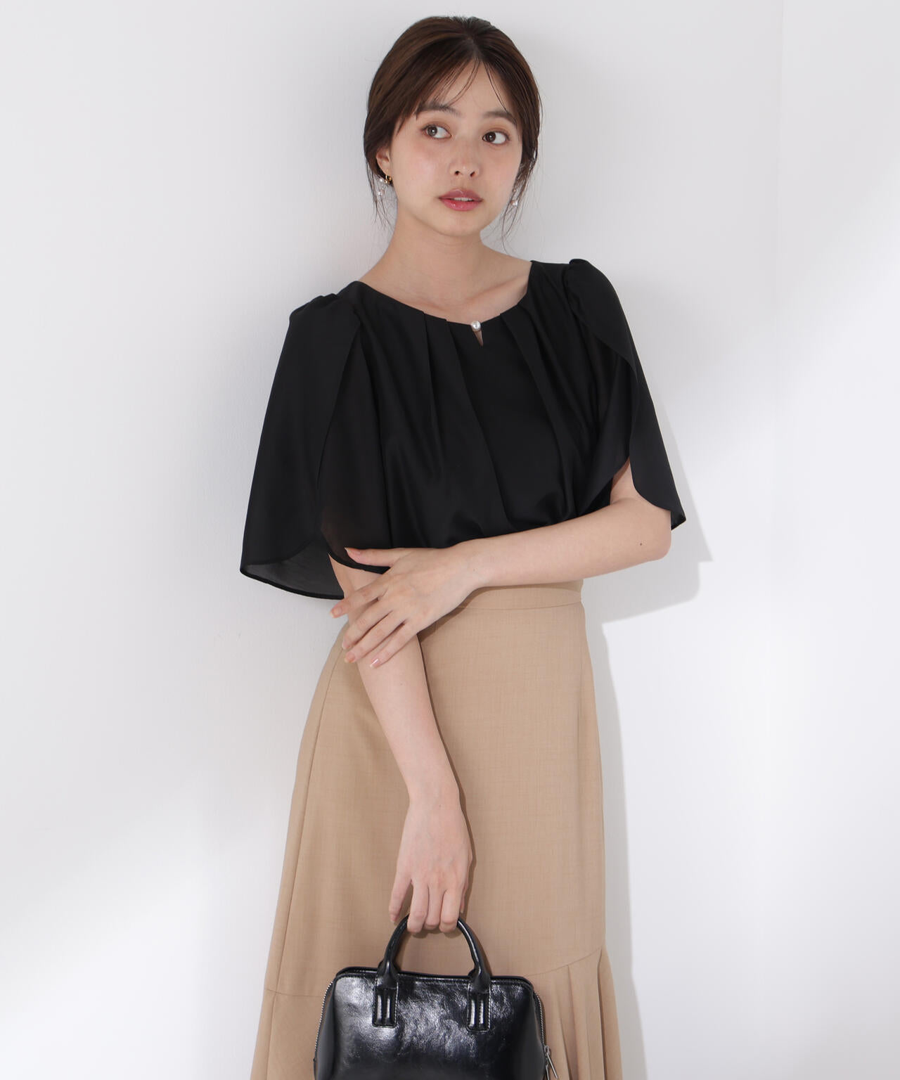 パールポイントフレアスリーブブラウス