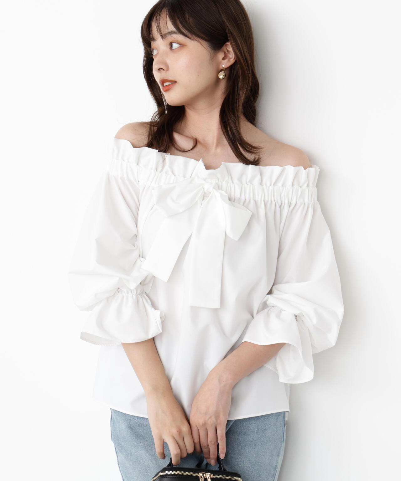 ＜ウォッシャブル＞リボン付きオフショルブラウス