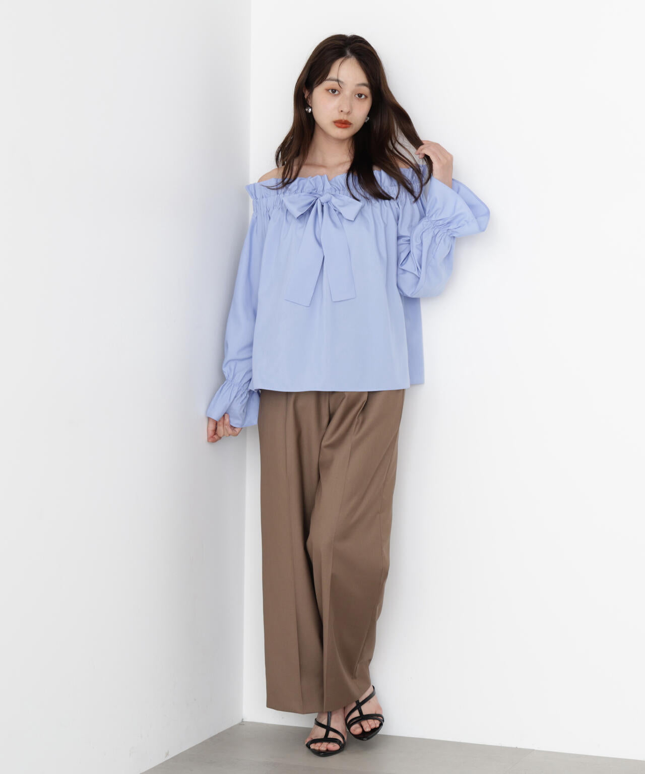 ＜ウォッシャブル＞リボン付きオフショルブラウス