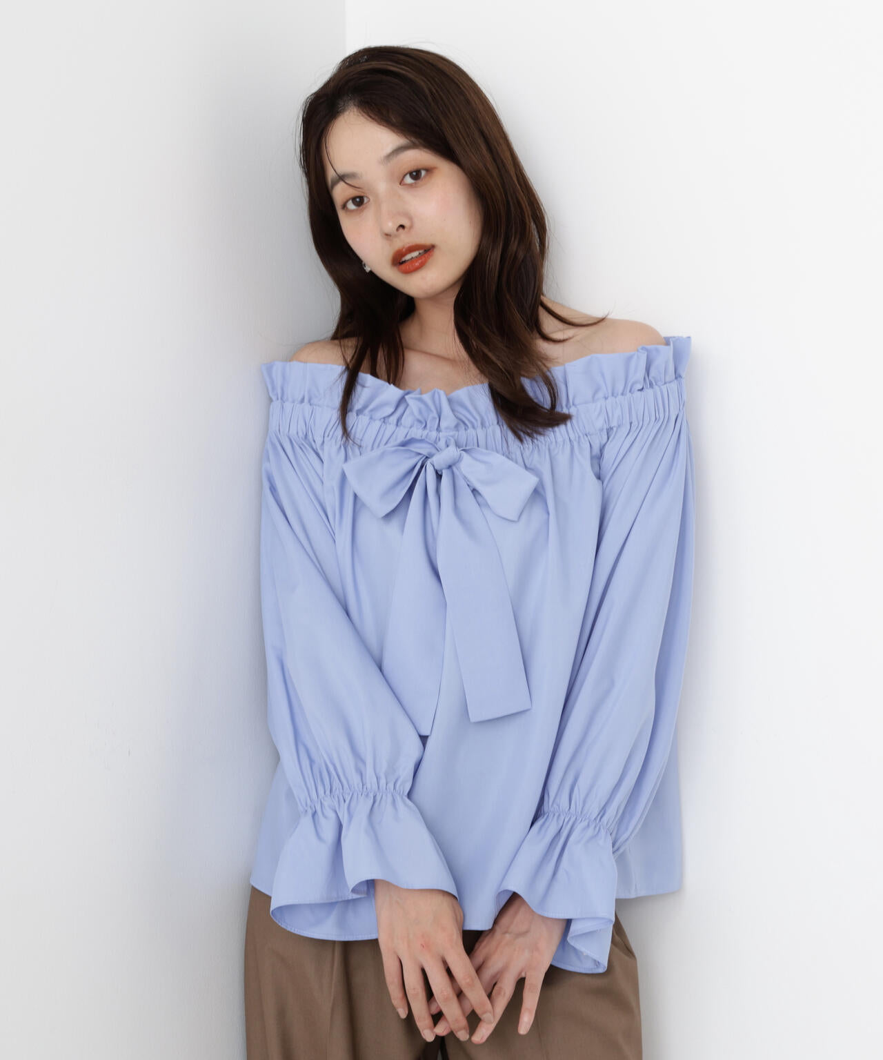 ＜ウォッシャブル＞リボン付きオフショルブラウス