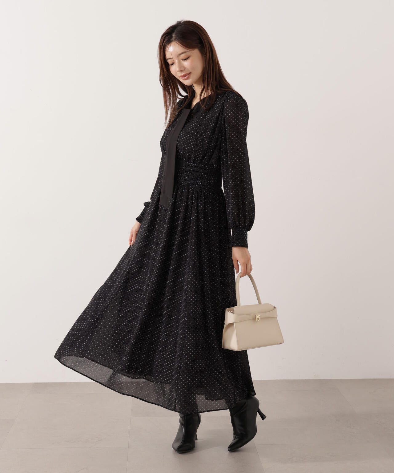 青島心さん着用】タイ付きウエストシャーリングワンピース