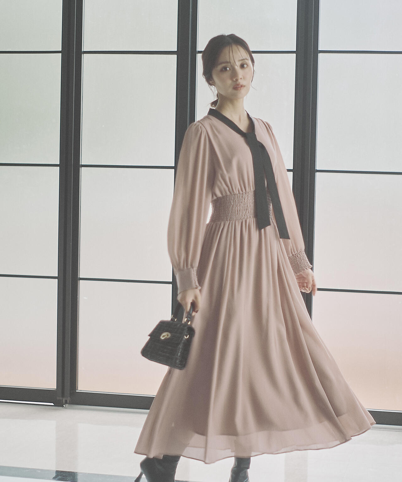 青島心さん着用】タイ付きウエストシャーリングワンピース