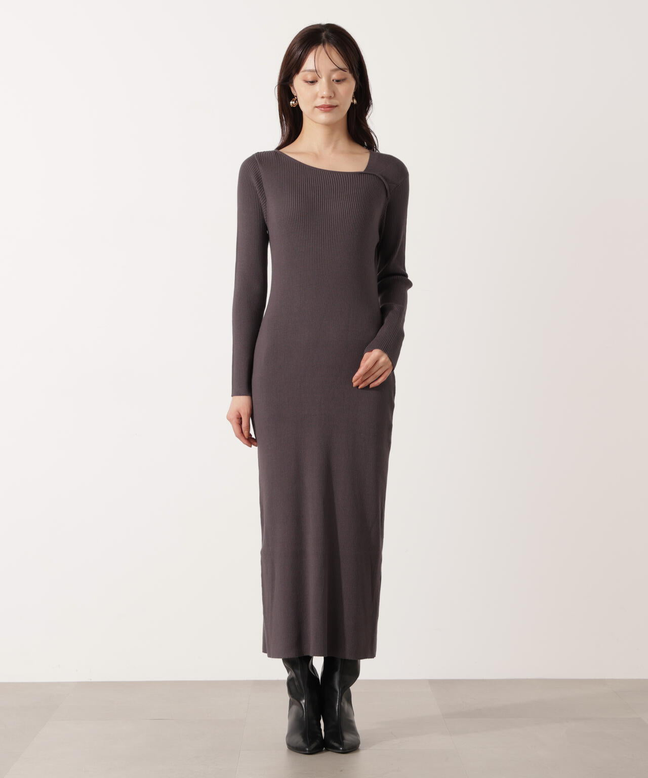 デコルテアシメリブニットワンピース