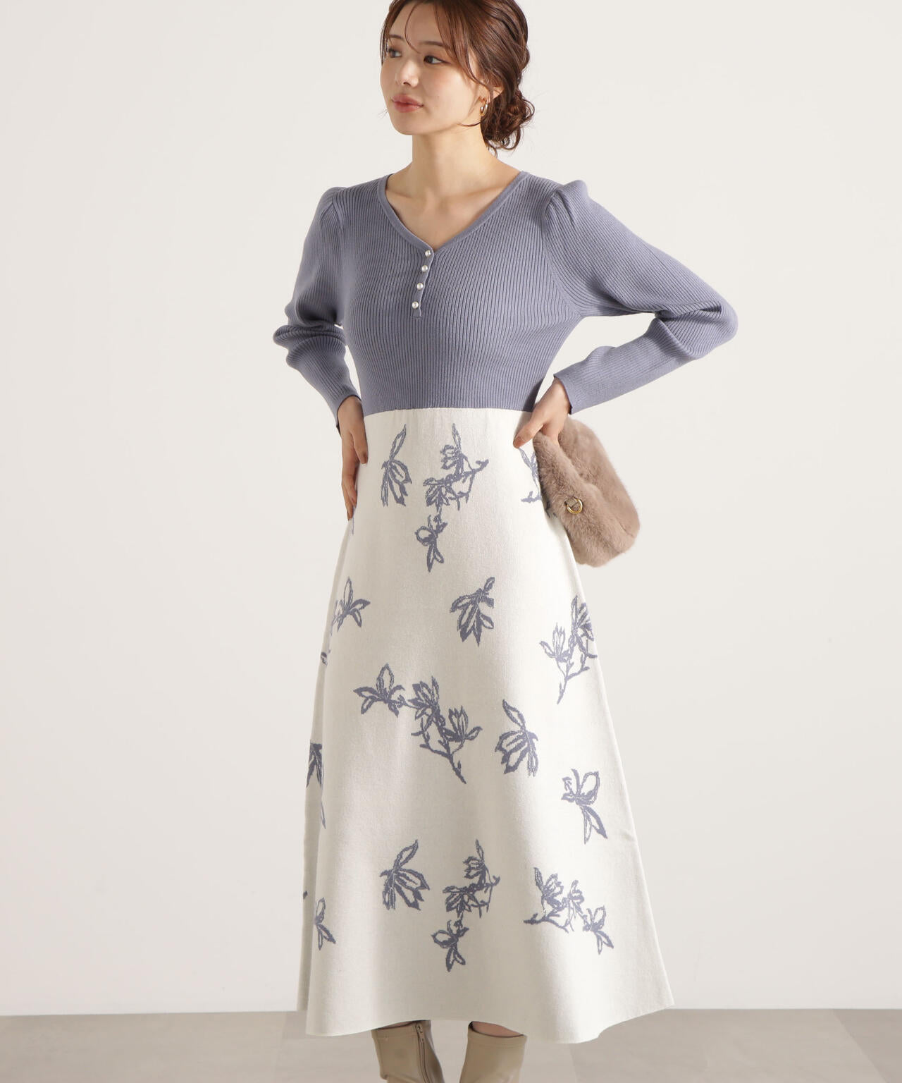 花柄ジャガードニットワンピース【ブルー×エクリュ：WEB・一部店舗限定】