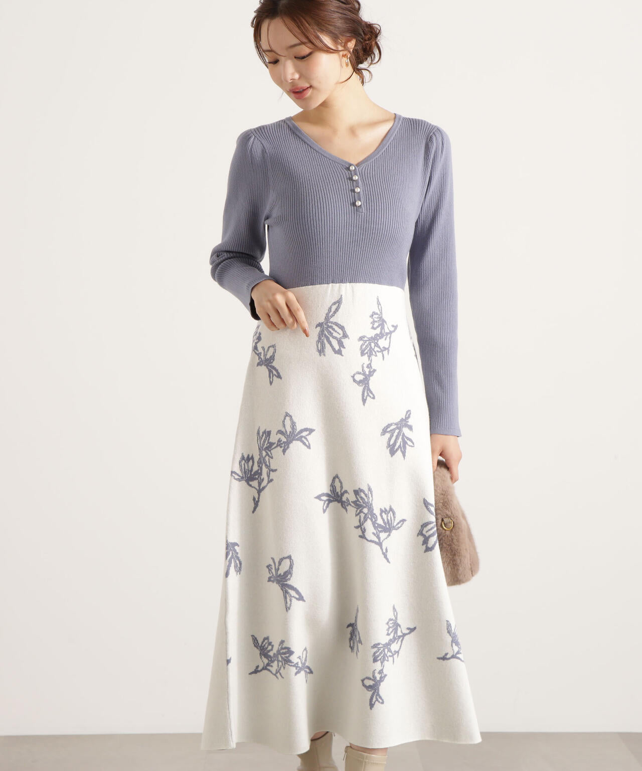 花柄ジャガードニットワンピース【ブルー×エクリュ：WEB・一部店舗限定】